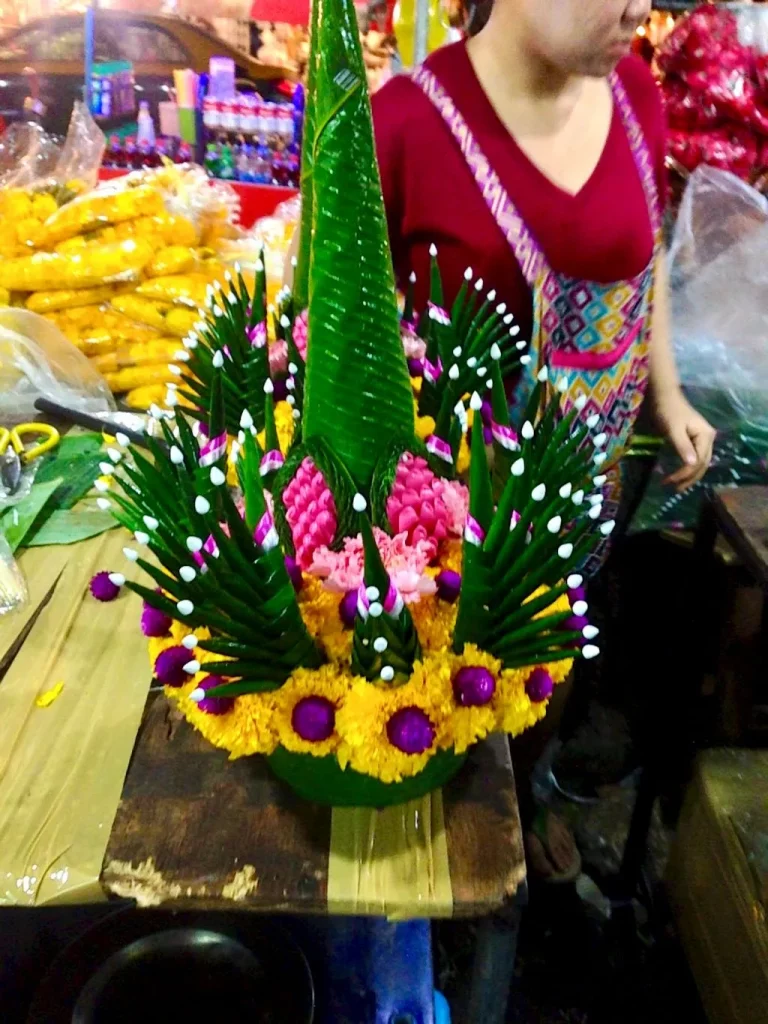 Pak Khlong Talat-3 - Online Flower Garden Beautifully arranged flowers at the Bangkok Flower Market or Pak Khlong Talat